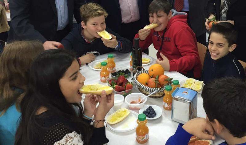  Alumnos realizando un desayuno saludable 