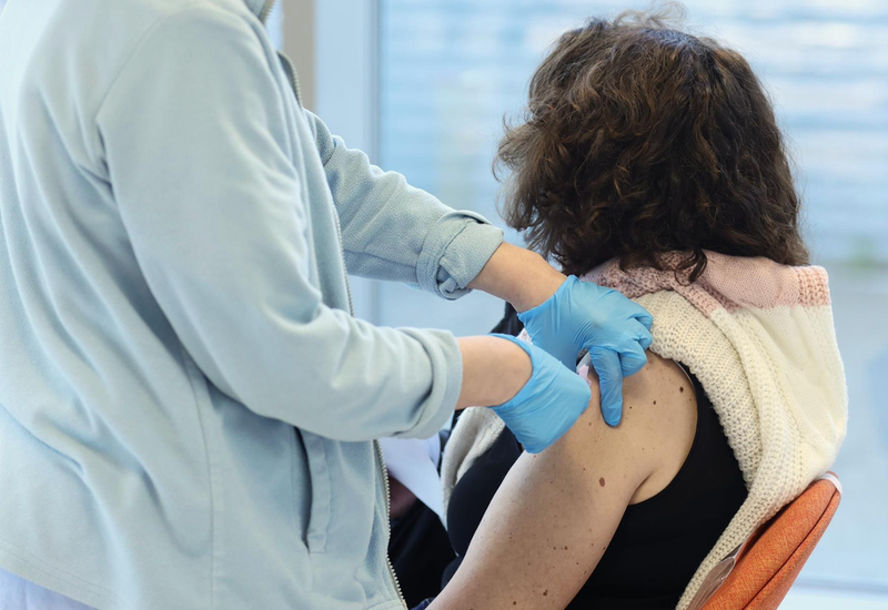  Una persona recibe una vacuna contra el Covid-19, en el Hospital Infanta Sofía, a 30 de diciembre de 2021, en San Sebastián de los Reyes, Madrid, (España). - Eduardo Parra - Europa Press 