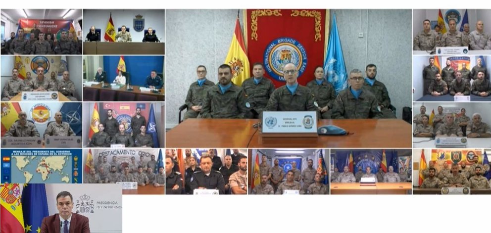  El presidente del Gobierno, Pedro Sánchez, mantiene una videoconferencia con las tropas españolas en el exterior para felicitarles la Navidad - MONCLOA 