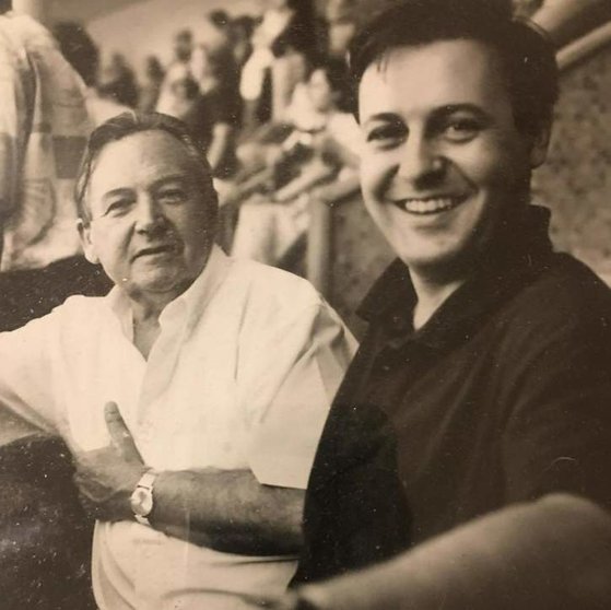  El presentador de la edición de fin de semana de 'Informativos Telecinco' José Ribagorda junto a su padre en una imagen tomada por Luis Baylon en1997 INSTAGRAM @JOSERIBAGORDA 