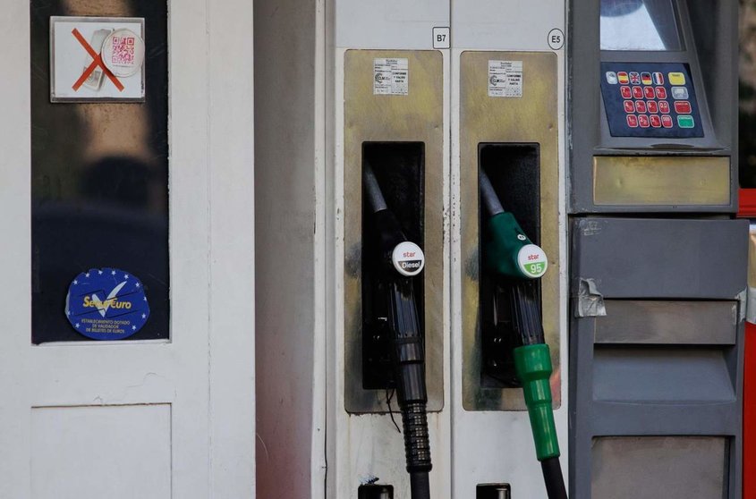  Archivo - Dispensadores de carburante en una gasolinera 