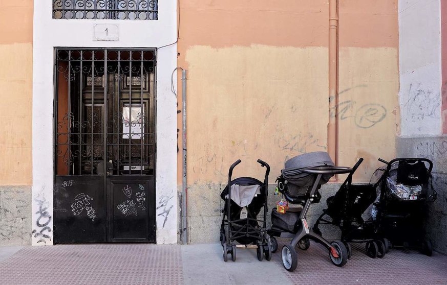 Archivo - Carritos de bebé aparcados junto a un portal. - Eduardo Parra - Europa Press - Archivo 