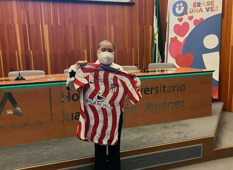  La pequeña Paula posa con su camiseta firmada por los jugadores del Atlético de Madrid. 