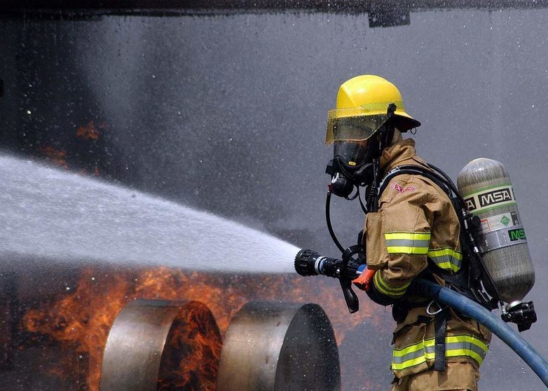  Un bombero apagando el fuego de un avión 
