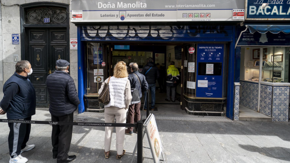  Archivo - Un grupo de personas esperan a las puertas de la administración de lotería Doña Manolita - A. Pérez Meca - Europa Press - Archivo 