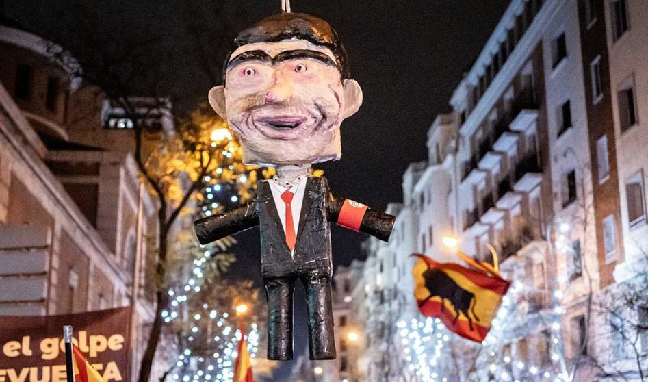  Manifestantes convocados por Revuelta cuelgan y apalean un muñeco de Pedro Sánchez en Ferraz la pasada Nochevieja. DIEGO RADAMÉS / EUROPA PRESS 