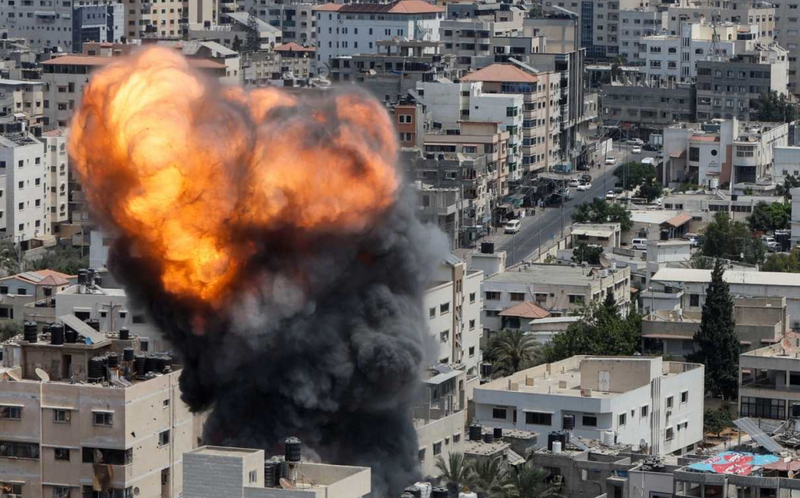  Las llamas y el humo se elevan durante un ataque aéreo israelí en Gaza. RTVE 