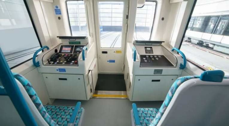  La cabina delantera de los nuevos trenes DLR con pegatinas en lugar de controles; Los volantes se agregarán más adelante: crédito Transport for London, publicado 