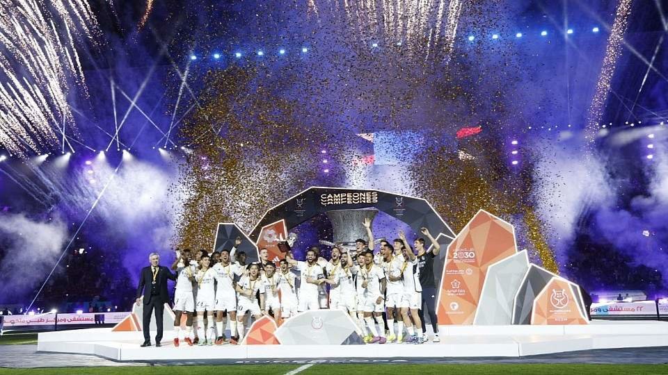  El Real Madrid levantando la Supercopa de España 
