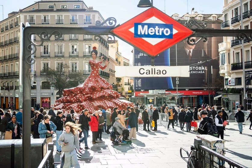  Réplica de la muñeca Marín, de ocho metros de altura, en la Plaza Callao de Madrid, dentro de la campaña de comunicación de la cervecera 