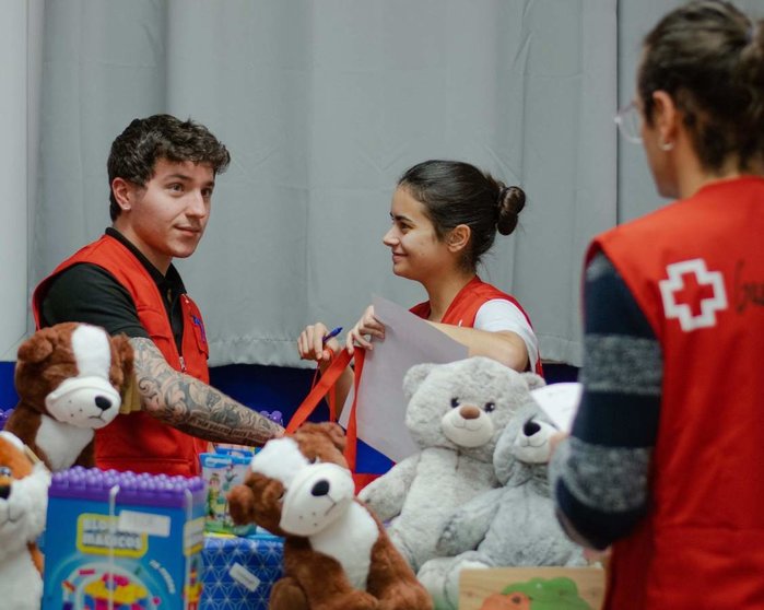  Voluntarios de Cruz Roja con juguetes donados 