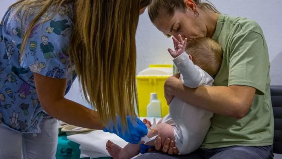 Vacunación de un bebé 