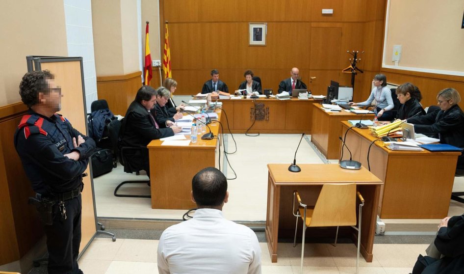  El exfutbolista Dani Alves (c) durante un juicio en la Audiencia de Barcelona, a 5 de febrero de 2024, en Barcelona, Catalunya (España). - EUROPA PRESS/D.Zorrakino. POOL - Europa Press 