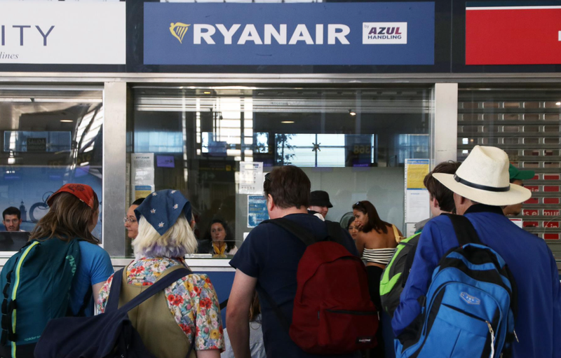  Varias personas se acercan a las ventanillas de la compañía aérea Ryanair - Europa Press 