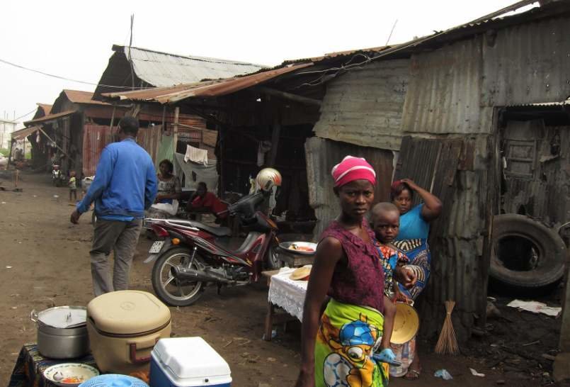  Mujer con su hijo en el mercado de Dantokpa, Cotonou, Benín, África 