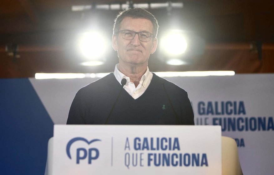  El presidente del PP, Alberto Núñez Feijóo, en un mitin en Oroso (A Coruña). - AGOSTIME - EUROPA PRESS 