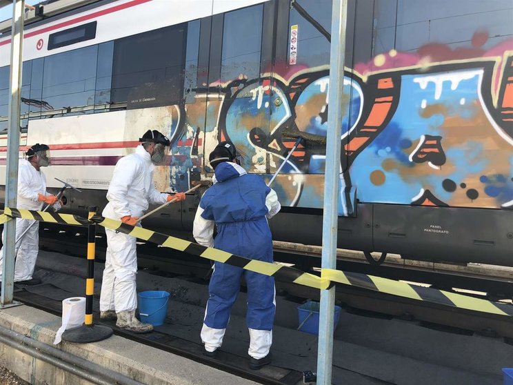  Operarios de Renfe limpiando Grafiti de un tren 
