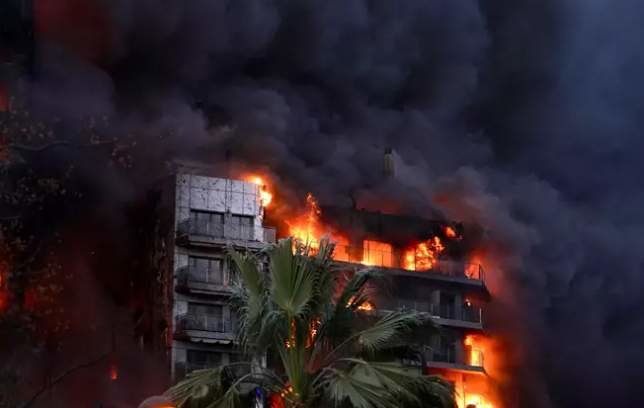  Edifico que se incendió en Valencia 