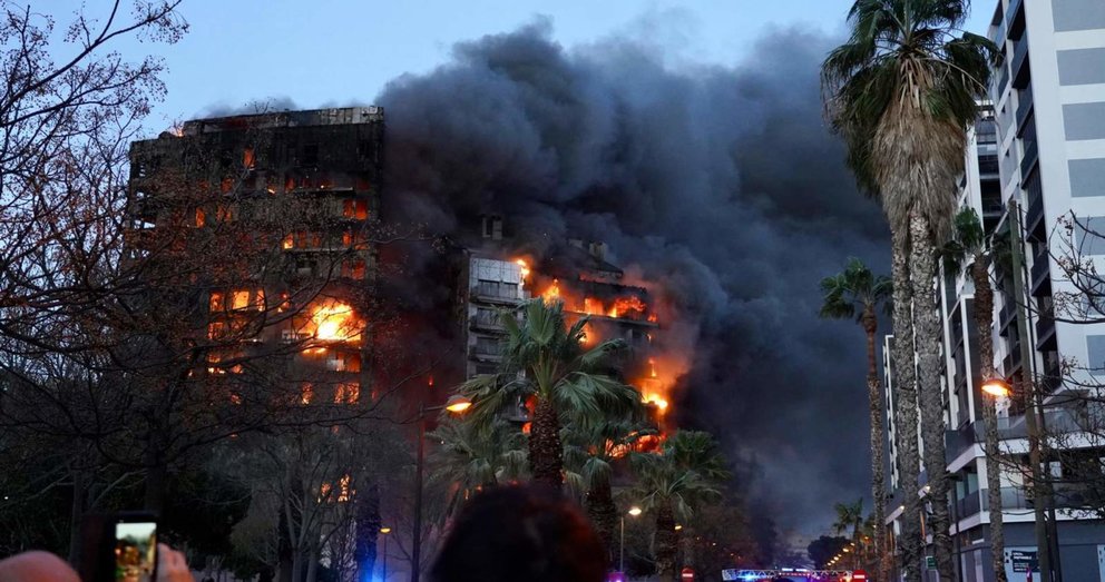  Las llamas devoran dos edificios en el barrio de Campanar (ARCHIVO) - Eduardo Manzana - Europa Press 