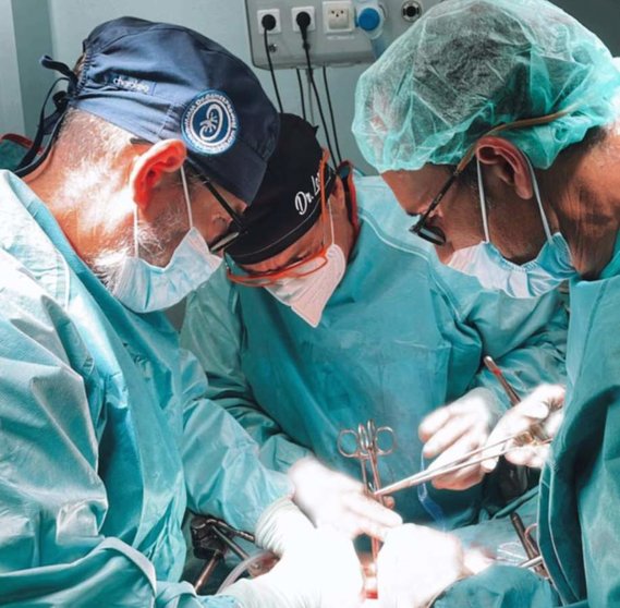 De izquierda a derecha, los doctores Gómez Pascual, Lozano y Ramírez operando juntos un cáncer - QUIRÓNSALUD 