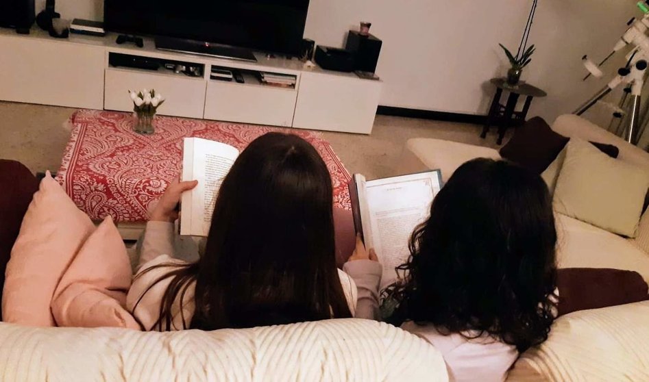  Dos hermanas leen sobre feminismo 