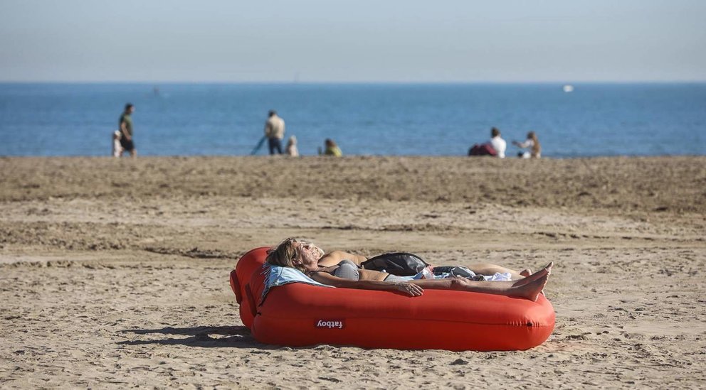 Archivo - Una mujer toma el sol tumbada en un flotador, en la playa de la Malvarrosa, a 25 de enero de 2024, en Valencia, Comunidad Valenciana (España). - Rober Solsona - Europa Press - Archiv 