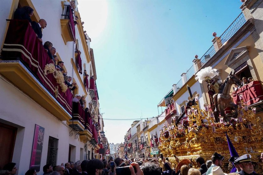  El Cristo de las Tres Caídas en la calle Pureza para entrar en la Capilla de los Marineros, a 7 de abril de 2023, en Sevilla 