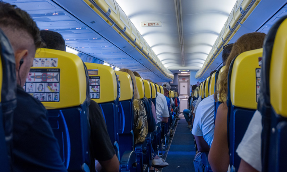 Interior de un avión comercial con pasajeros durante un vuelo. 