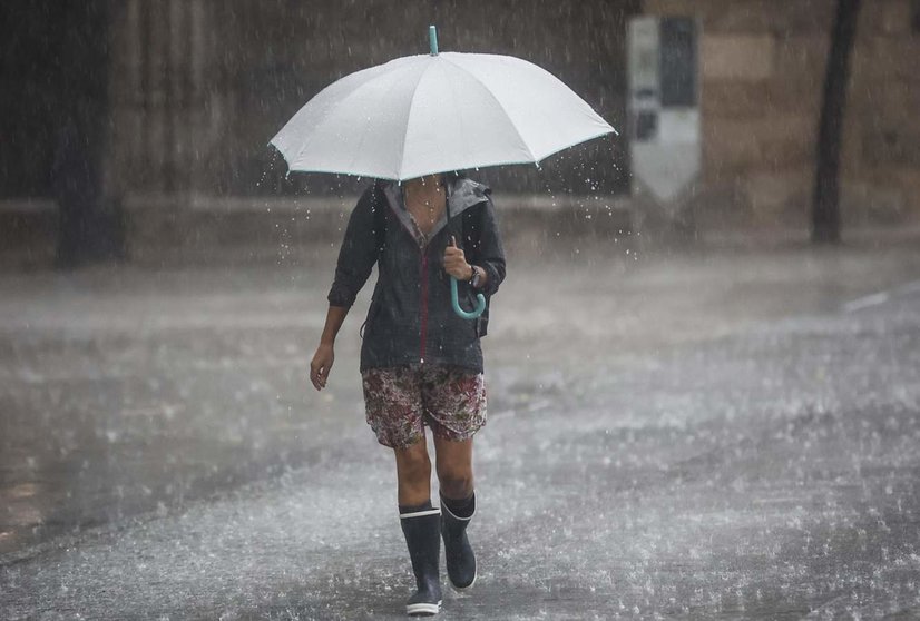  Archivo - Una persona camina con un paraguas bajo la lluvia en València, Comunidad Valenciana (España). - Rober Solsona - Europa Press - Archivo 