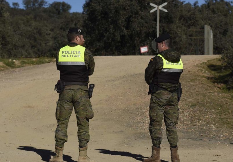  Militares acordonando el lugar donde fueron localizados los dos militares fallecidos en la base de Cerro Muriano. - RAFAEL MADERO/EUROPA PRESS 