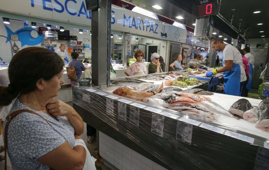  Archivo - Personas comprando en un mercado de Galicia - Carlos Castro - Europa Press - Archivo 