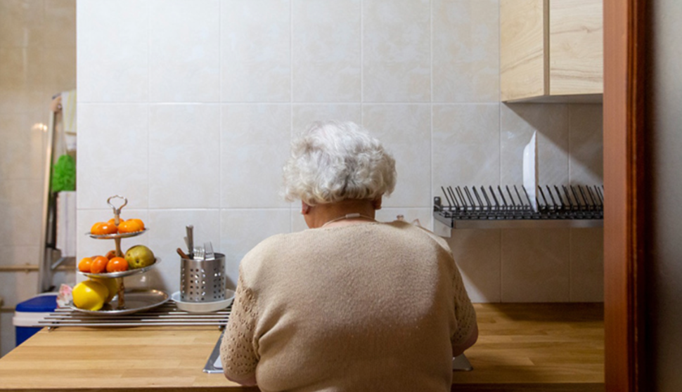  Una mujer mayor en el interior de la cocina de su domicilio. 