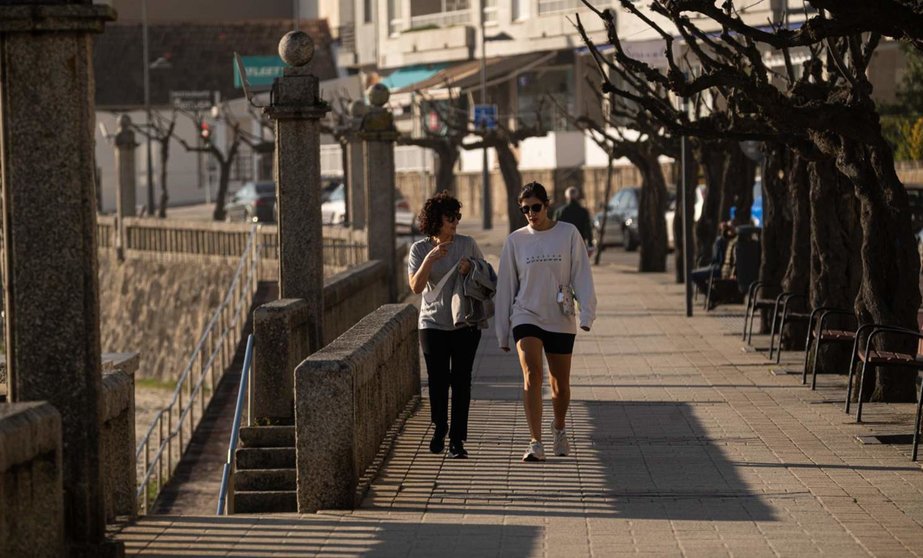  Archivo - Dos personas pasean por la playa de Silgar, a 25 de enero de 2024, en Sanxenxo, Pontevedra, Galicia (España). - Elena Fernández - Europa Press - Archivo 