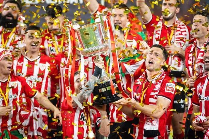  El Athletic Club levantando su 25ª Copa del Rey 