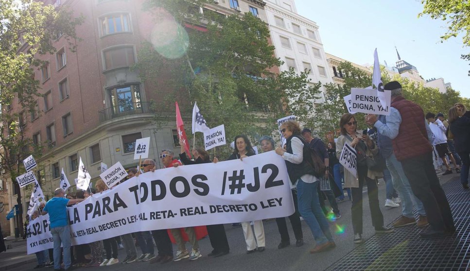  Varias personas durante una manifestación contra la ministra de Inclusión, Seguridad Social y Migraciones, frente al colegio de la Abogacía de Madrid, a 13 de abril de 2024, en Madrid (España). - Jesús Hellín - Europa Press 