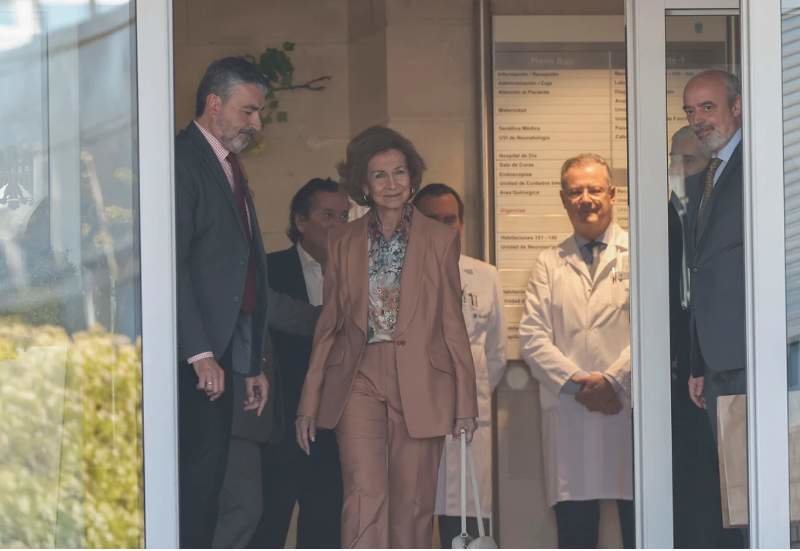  La Reina Sofía dejando el hospital 