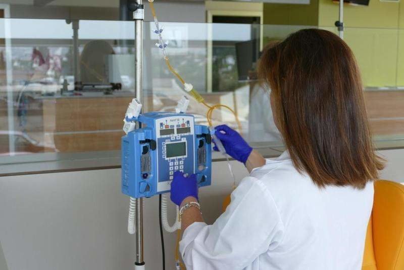  Una enfermera prepara el tratamiento de quimioterapia en el Hospital de Día Oncológico del Hospital San Juan de Dios de Córdoba 