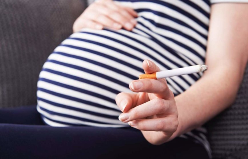  Archivo - Mujer embarazada fumando - HIGHWAYSTARZ-PHOTOGRAPHY - Archivo 