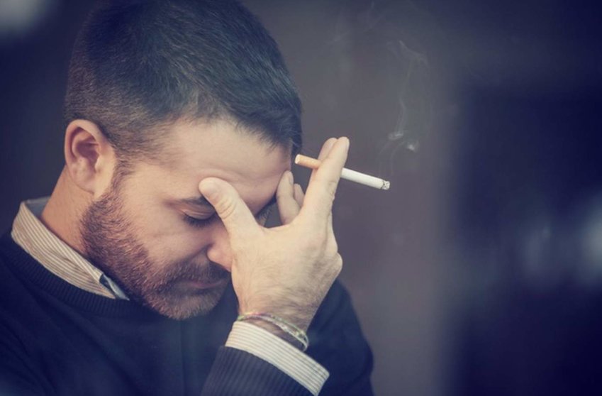  Archivo - Hombre fumando. Fumador. Pensativo, triste, deprimido. - PIOLA666 - Archivo 