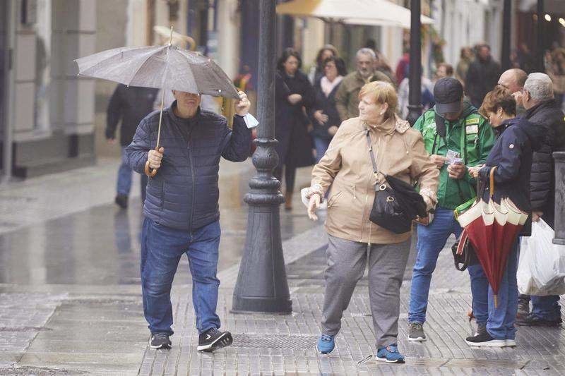  Un hombre aguanta su paraguas para que el viento no lo vuele durante la llegada de la borrasca Efraín a Cádiz 