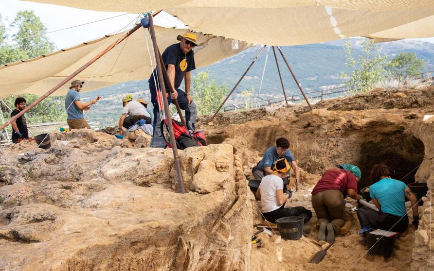  Archivo - Varias personas trabajan en la excavación del Valle de los Neandertales, en una foto de archivo - Rafael Bastante - Europa Press - Archivo 