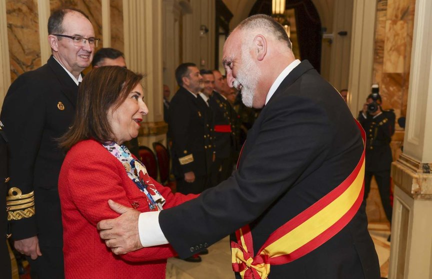  La ministra de Defensa, Margarita Robles, condecora al chef José Andrés Puerta. - IÑAKI GÓMEZ / MINISTERIO DE DEFENSA 