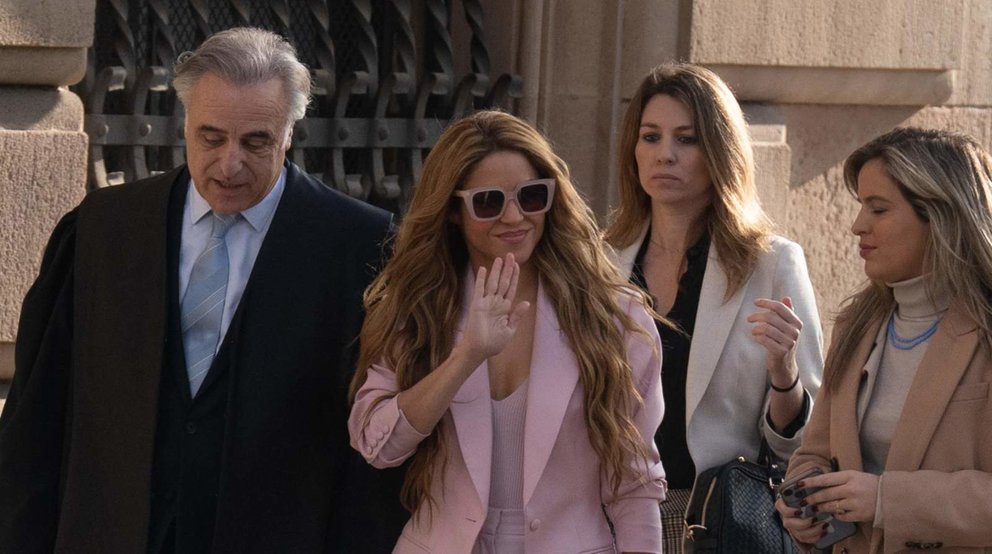  Archivo - La cantante Shakira (2i) junto a sus abogados, Pau Molins (1i), Miriam Company (1d), a su salida de la Audiencia de Barcelona el día que comienza su juicio, a 20 de noviembre de 2023, en Barcelona, Catalunya (España). - David Zorrakino - Europa Press - Archivo 