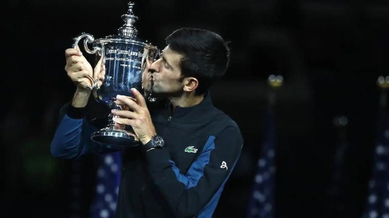Novak Djokovic besando el trofeo otra vez m&aacute;s