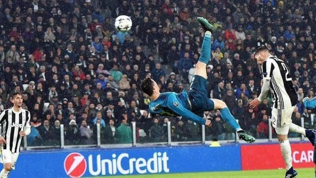Momento en el que Cristiano Ronaldo, cuando era jugador del Real Madrid, realiz&oacute; la chilena que finaliz&oacute; en gol ante la Juventus, su actual equipo (EFE)