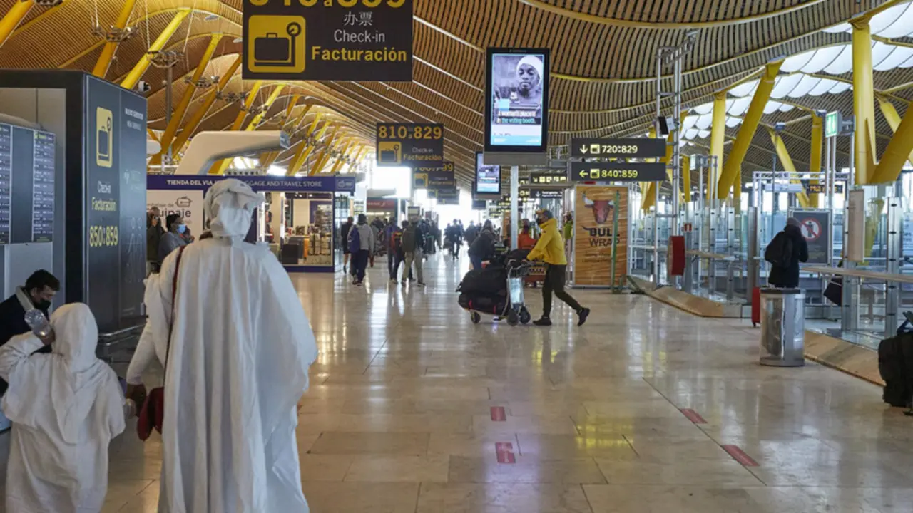  Varios pasajeros caminan por las instalaciones de la Terminal 4 del aeropuerto Madrid-Barajas Adolfo Su&aacute;rez, en Madrid (Espa&ntilde;a), a 12 de enero de 2021. - Jes&uacute;s Hell&iacute;n - Europa Press 