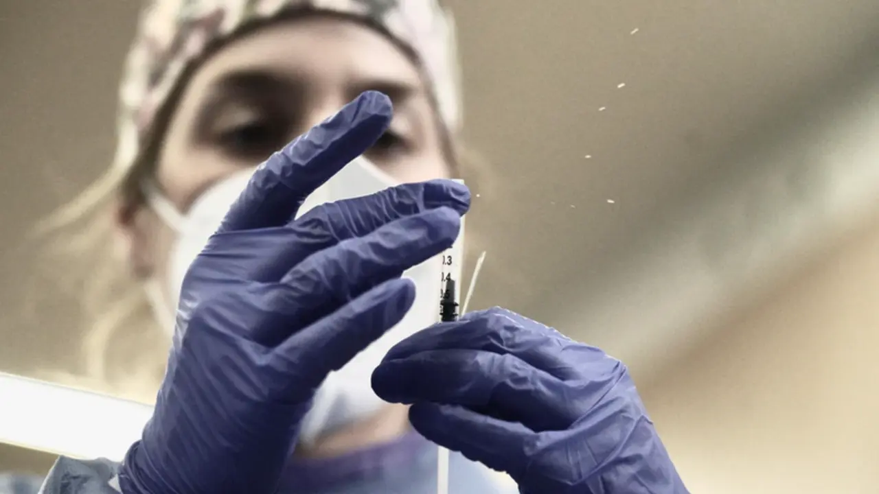  Cvirus.- Sanidad estudia d&oacute;nde vacunar contra el COVID-19 a personas desplazadas de su comunidad de origen - H.Bilbao - Europa Press 