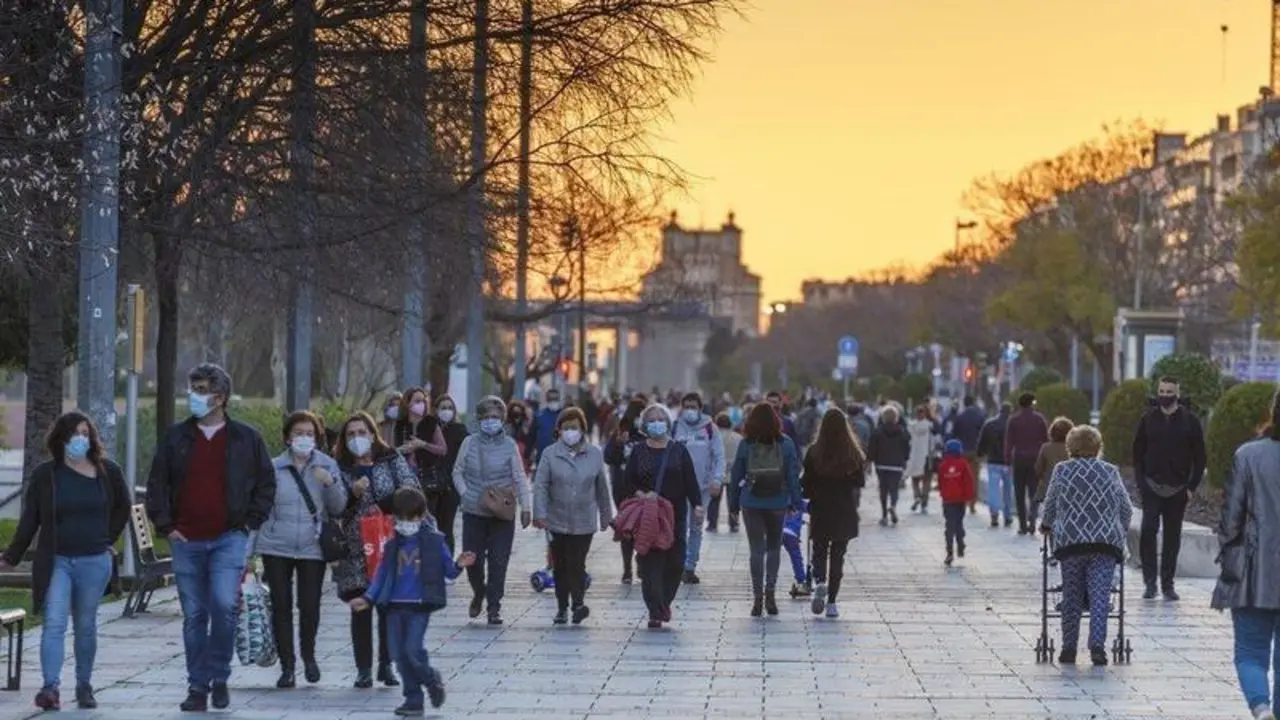  Gente paseando por Vial Norte. - Jos&eacute; Le&oacute;n. 