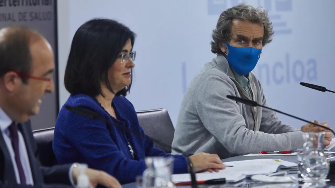  (I-D) El ministro de Pol&iacute;tica Territorial y Funci&oacute;n P&uacute;blica, Miquel Iceta, la ministra de Sanidad, Carolina Darias y el director del Centro de Coordinaci&oacute;n de Alertas y Emergencias Sanitarias (CCAES), Fernando Sim&oacute;n , comparecen en rueda de prensa tras pr - EUROPA PRESS/J. Hell&iacute;n. POOL - Europa Press 