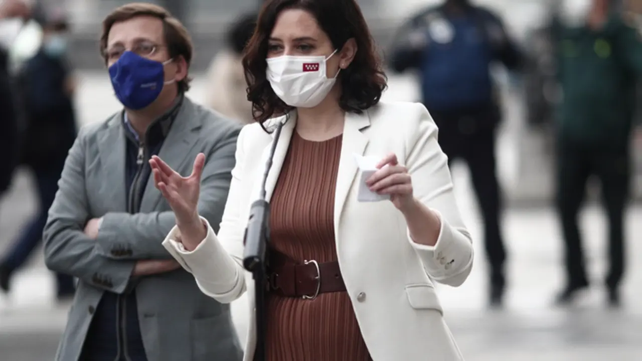  La presidenta de la Comunidad, Isabel D&iacute;az Ayuso; y el alcalde, Jos&eacute; Luis Mart&iacute;nez-Almeida (d), durante un recorrido programado por el centro de la capital para valorar los destrozos tras una noche de protestas, en Madrid, (Espa&ntilde;a), a 18 de febrero. - Eduardo Parra - Europa Press 